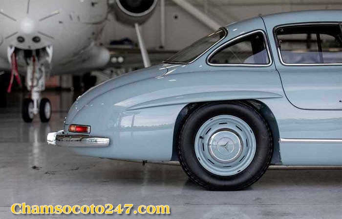 Một chiếc Mercedes-Benz 300SL Gullwing đang di chuyển, thể hiện vẻ đẹp động của xe cổ.