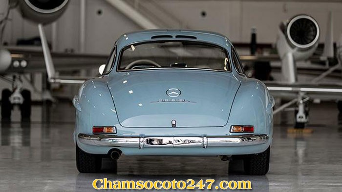 Hình ảnh chụp từ phía sau của Mercedes-Benz 300SL Gullwing, khoe thiết kế thanh lịch.