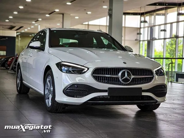 Mẫu xe ô tô Mercedes C200 với thiết kế sang trọng và hiện đại trên đường