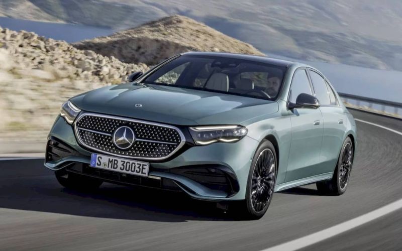 Mercedes E-Class 5 chỗ sở hữu thiết kế lịch lãm, mạnh mẽ cùng nội thất tiện nghi