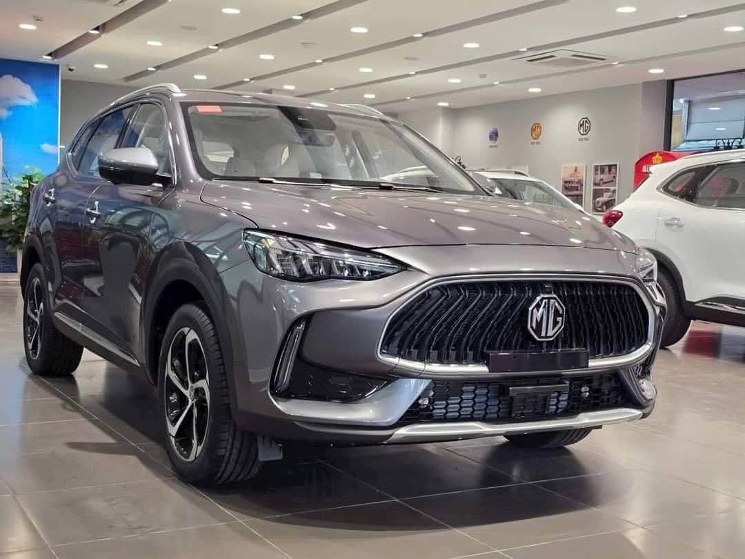 MG HS Deluxe màu đỏ, mẫu SUV hạng C đang được xả kho với giá chỉ hơn 500 triệu đồng, thuộc danh mục xe ô tô nhập khẩu giảm giá.