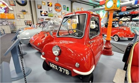 Chiếc Peel P50 khác trong bộ sưu tập của ông Weiner, từng là đại diện cho giá xe ô tô dân trí siêu rẻ