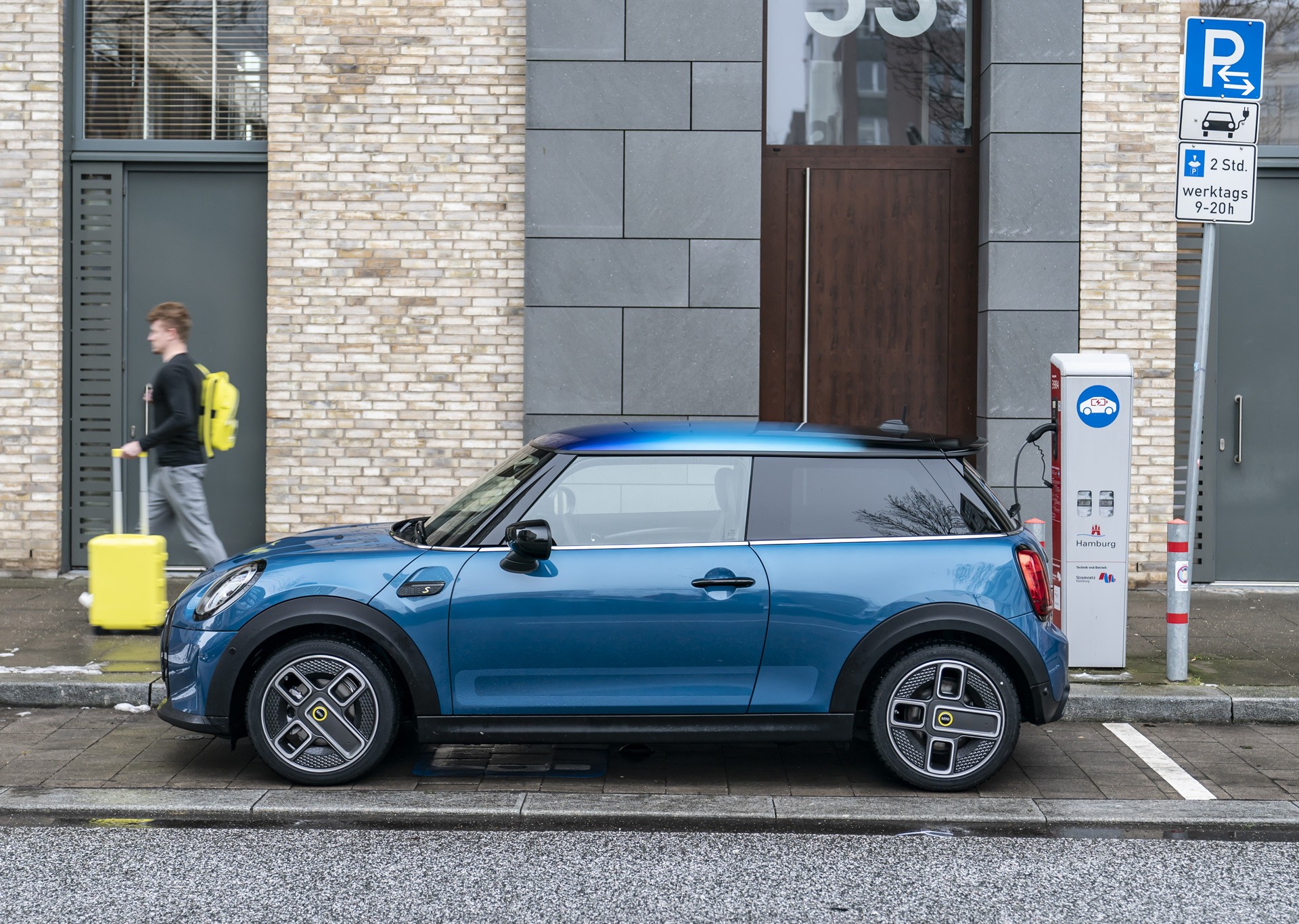 Mini Cooper SE màu vàng, kế thừa truyền thống của Mini với khả năng tăng tốc tốt và thiết kế độc đáo.