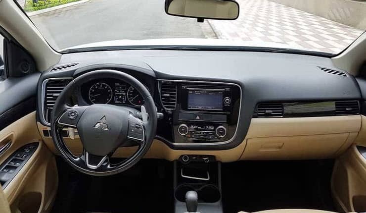 Thiết kế nội thất đơn giản nhưng sang trọng của Mitsubishi Outlander 2019, mang lại trải nghiệm tiện nghi cho người dùng quan tâm giá xe ô tô crossover