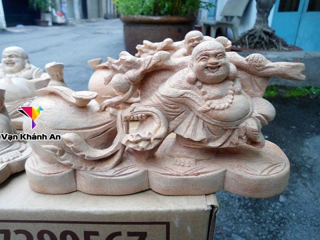 tượng di lặc để xe ô tô gỗ xá xị tư thế an lạc