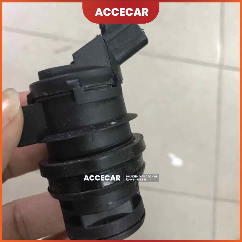 Kỹ thuật viên đang tháo lắp bơm nước rửa kính xe ô tô