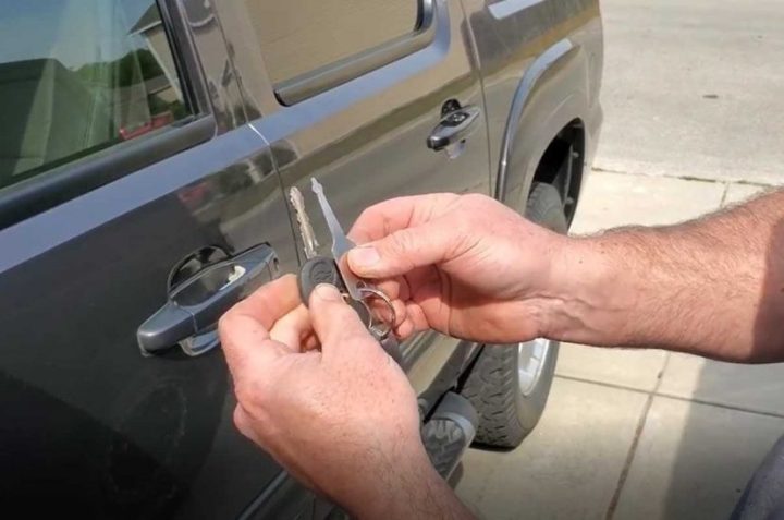 Sử dụng chìa khóa vạn năng để mở khóa cửa xe ô tô