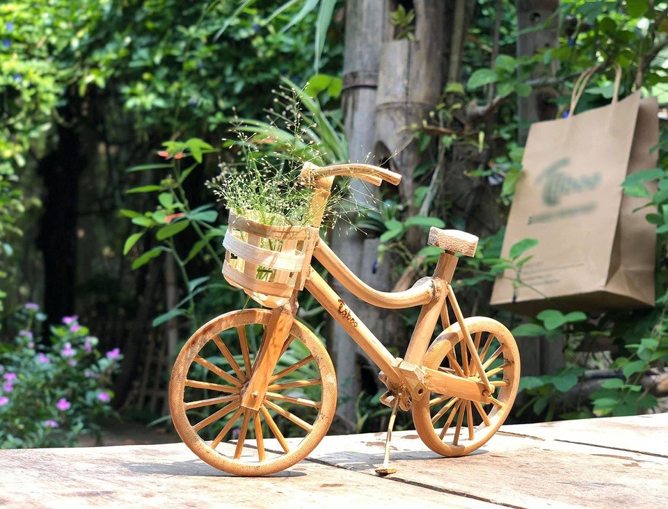 Quy trình làm mô hình xe ô tô thủ công từ tre, thể hiện sự tỉ mỉ