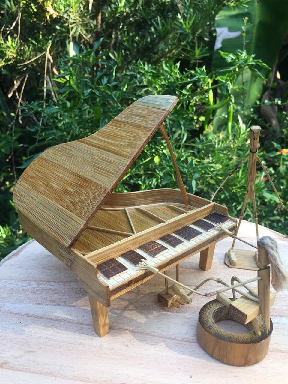 Chiếc đàn piano làm từ tre có giá 10 triệu đồng, chứng tỏ khả năng sáng tạo