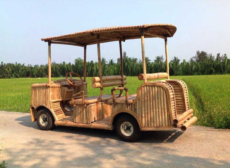 Mô hình xe ô tô cổ điển được chế tác tinh xảo từ tre, nghệ thuật thủ công