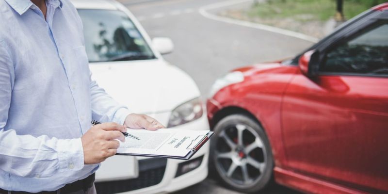Tư vấn viên bảo hiểm giải thích quyền lợi khi mất trộm xe ô tô