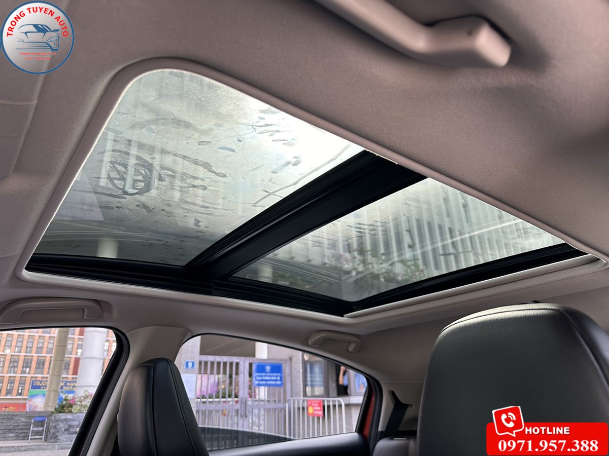 Chi tiết đèn pha LED và logo Honda của HR-V L 2019