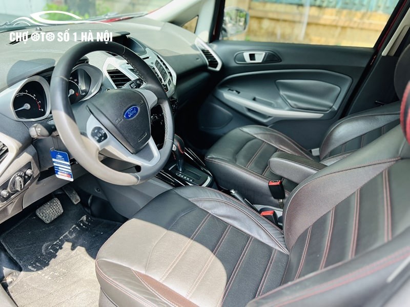 Nội thất xe Ford EcoSport cũ, hàng ghế trước bọc da màu be, khoang lái tiện nghi