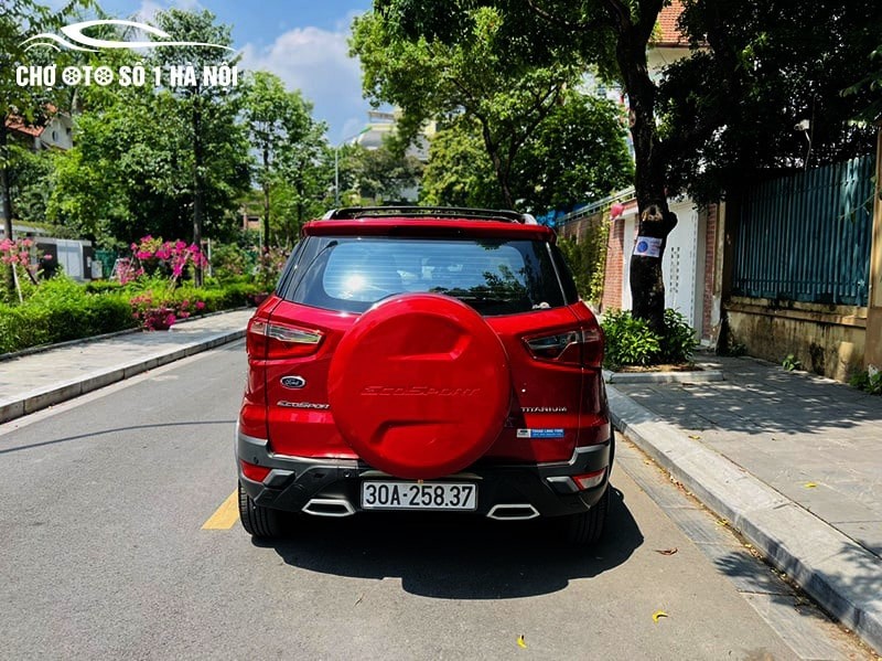 Đuôi xe ô tô Ford EcoSport cũ 2014 màu đỏ, với lốp dự phòng gắn phía sau, tạo vẻ thể thao