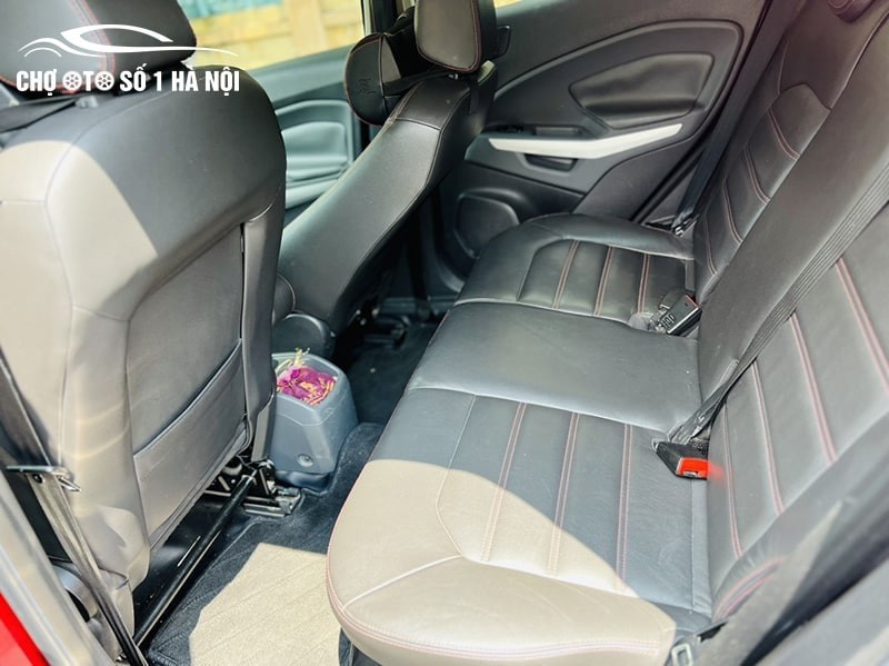 Khoang hành khách Ford EcoSport cũ với hàng ghế sau rộng rãi, màu sắc nội thất hài hòa