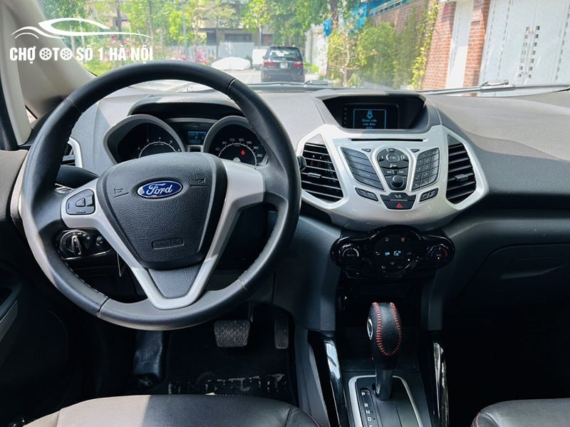Vô lăng Ford EcoSport 2014 cũ bọc da, tích hợp các nút điều khiển tiện lợi