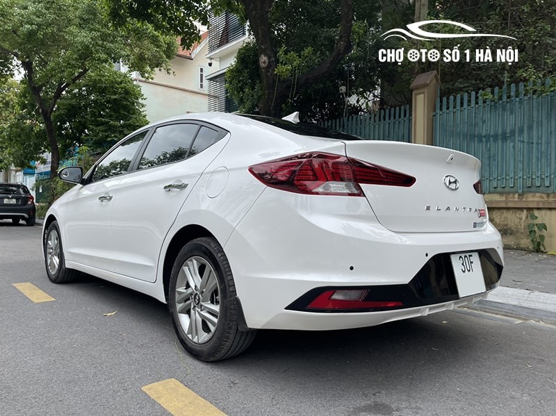 Phần đuôi xe ô tô Elantra cũ 2019 hiện đại và thể thao
