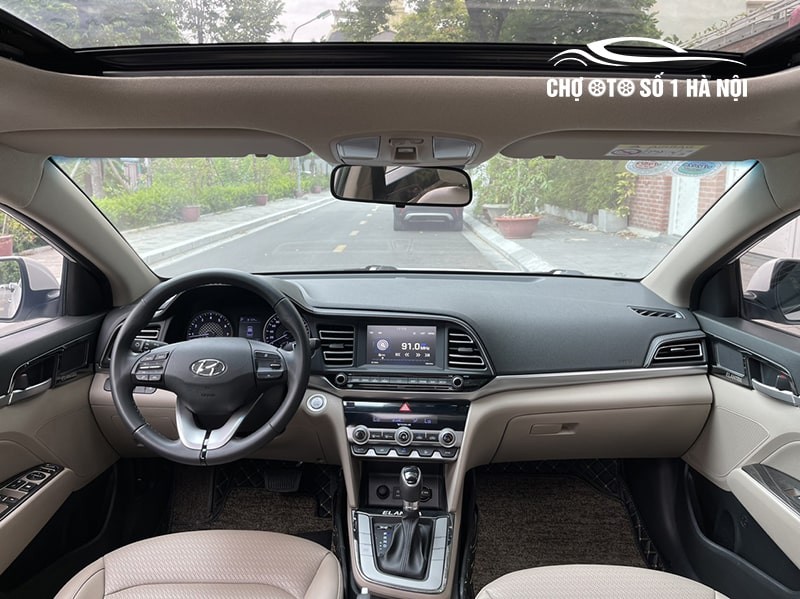 Khoang lái xe ô tô Elantra cũ 2019 tiện nghi và hiện đại