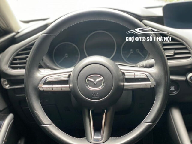 Vô lăng xe ô tô cũ Mazda 3 Luxury 2022 màu đen với các nút điều khiển