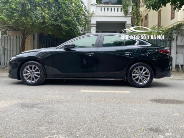 Hông xe ô tô cũ Mazda 3 Luxury 2022 màu đen trên đường phố