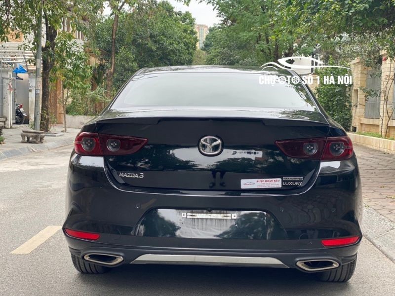 Thiết kế đuôi xe ô tô cũ Mazda 3 Luxury 2022 màu đen với cụm đèn hậu LED