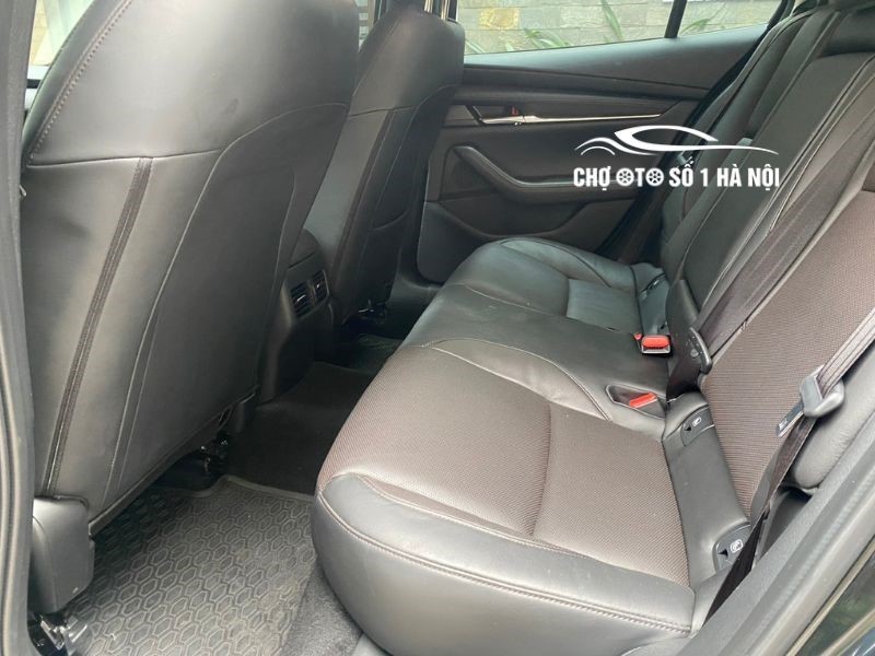 Hình ảnh hàng ghế sau xe ô tô cũ Mazda 3 Luxury 2022 Màu Đen, rộng rãi và thoải mái