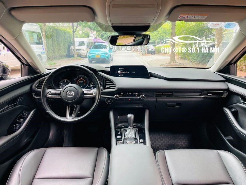 Hình ảnh khoang lái xe ô tô cũ Mazda 3 Luxury 2022 Màu Đen với màn hình và các nút điều khiển