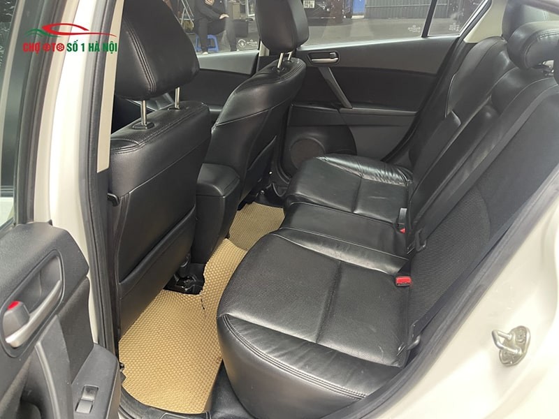 Khoang ghế sau xe ô tô cũ Mazda 3S 2014