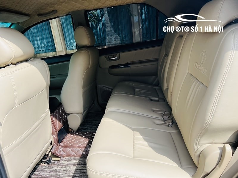 Hàng ghế sau rộng rãi của Toyota Fortuner 2015 cũ, tối ưu cho gia đình, ảnh hưởng đến giá trị và giá xe ô tô Fortuner 2015