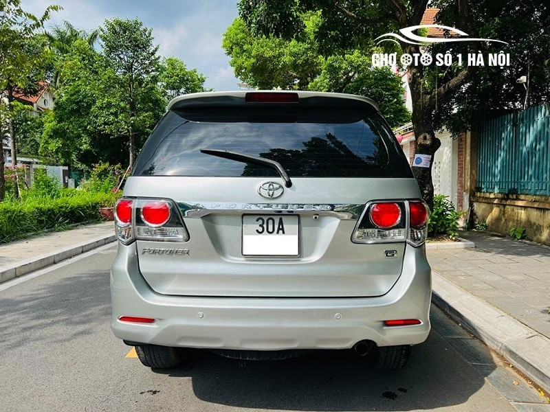 Phần đuôi xe ô tô Fortuner 2015, thiết kế hiện đại và chắc chắn, ảnh hưởng đến tổng thể giá xe ô tô Fortuner 2015