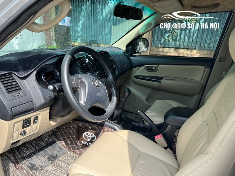 Khoang lái nội thất của Toyota Fortuner 2015 cũ, tiện nghi và dễ sử dụng, một phần tạo nên giá xe ô tô Fortuner 2015