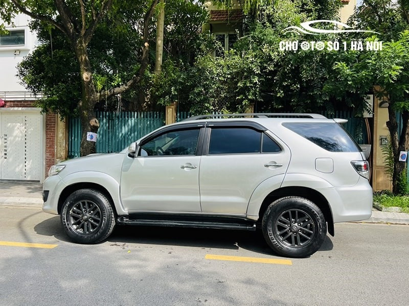 Góc nhìn ngang thân xe Toyota Fortuner 2015 cũ, thể hiện sự cứng cáp và lịch lãm, yếu tố quan trọng khi đánh giá giá xe ô tô Fortuner 2015