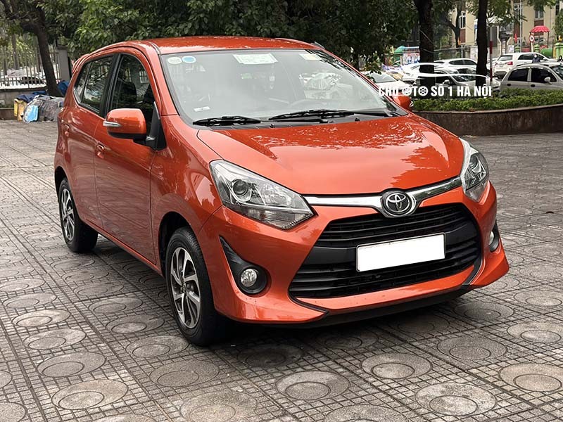 Hông xe Toyota Wigo cũ màu đỏ với lớp sơn bóng đẹp, không vết xước