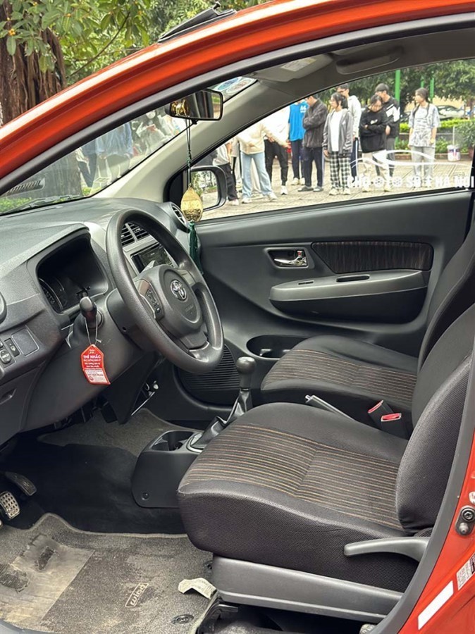 Nội thất xe Toyota Wigo cũ với màn hình cảm ứng, ghế nỉ và bảng điều khiển gọn gàng