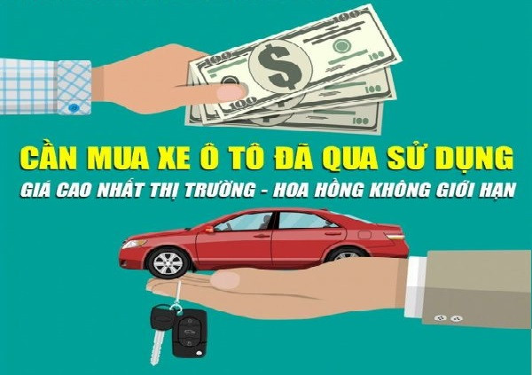 Khách hàng đang xem xét một chiếc xe ô tô cũ, tìm hiểu về tình trạng và giá xe ô tô cũ tại Lai Châu trước khi quyết định mua