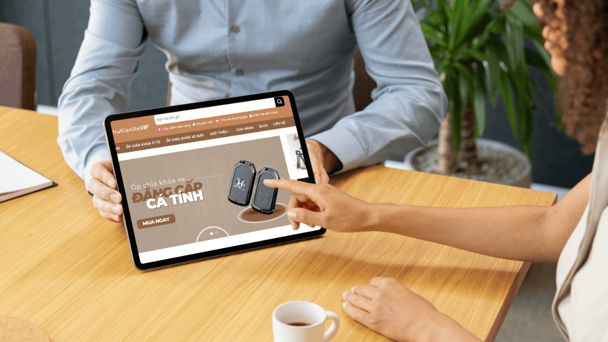 Một gian hàng trưng bày các sản phẩm nước hoa, tinh dầu và túi thơm treo xe ô tô chất lượng cao, uy tín.