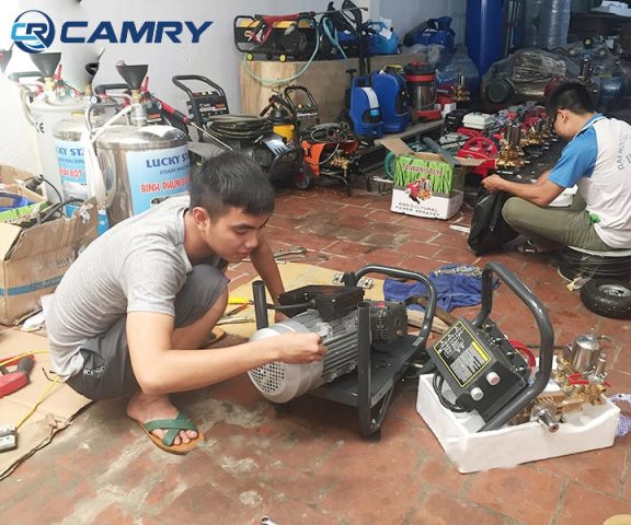 Vệ sinh và bảo dưỡng máy rửa xe ô tô cũ trước khi bàn giao