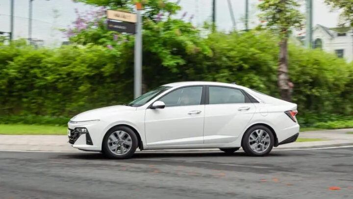 Góc cạnh bên của Hyundai Accent, tìm hiểu giá xe ô tô Accent mới nhất