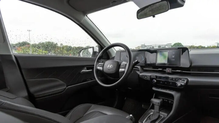 Khoang lái và bảng điều khiển trung tâm Hyundai Accent, tổng quan giá xe ô tô Accent