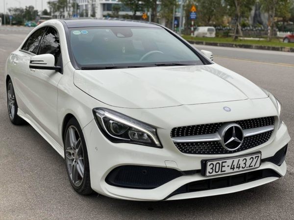 Thiết kế nội thất xe ô tô Mercedes cũ vẫn vô cùng sang trọng