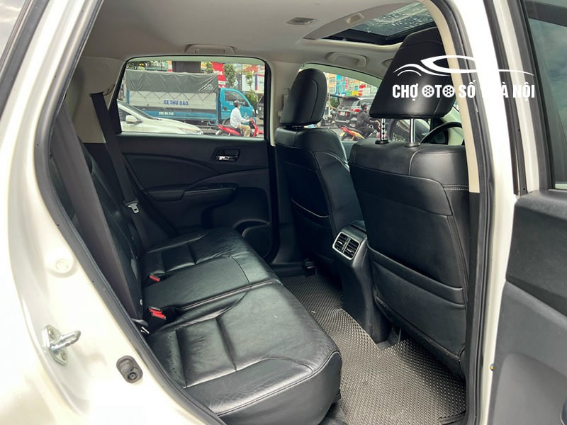 Hàng ghế sau rộng rãi của xe Honda CRV cũ, tìm hiểu giá xe ô tô Honda CRV cũ hiện nay