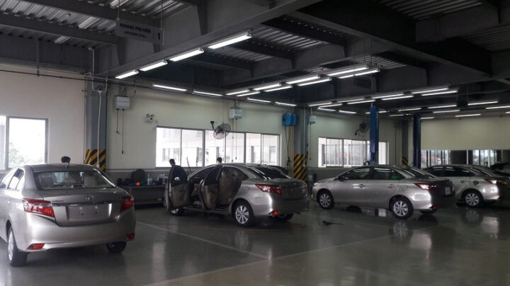 Một cặp đôi vui vẻ nhận bàn giao xe ô tô mới sau khi hoàn tất thủ tục trả góp 0 đồng