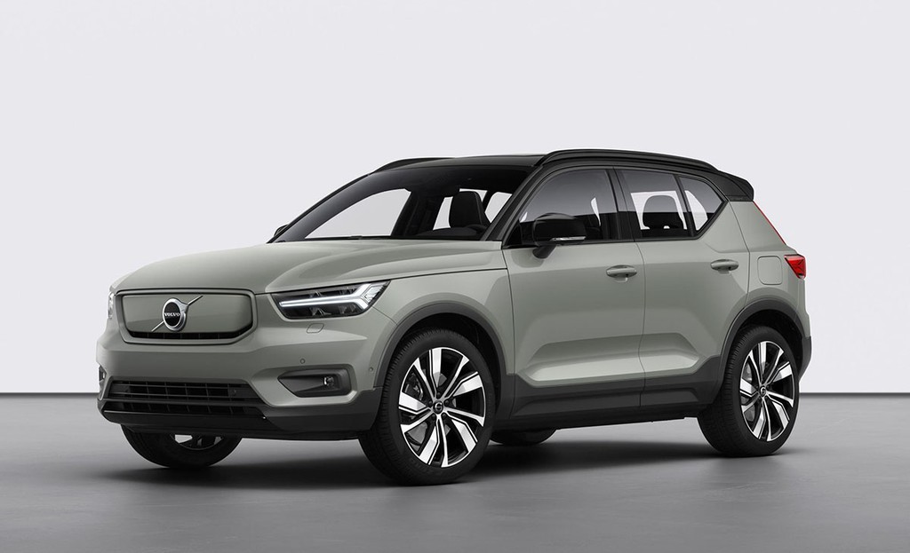Thân xe Volvo XC40 Recharge màu xanh lam, mái xe màu đen tương phản, mâm hợp kim 5 chấu kép 19 inch, thể hiện sự năng động và cá tính trong thiết kế.