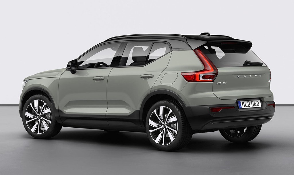 Đuôi xe Volvo XC40 Recharge màu trắng, cụm đèn hậu LED hình chữ L độc đáo, dòng chữ VOLVO nổi bật, thiết kế gọn gàng và hiện đại không có ống xả.