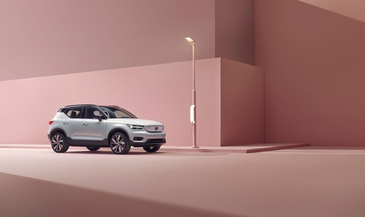 Volvo XC40 Recharge màu trắng nhìn từ phía trước, lưới tản nhiệt kín, cụm đèn Thor's Hammer đặc trưng, toát lên vẻ hiện đại và năng động của một chiếc SUV điện.