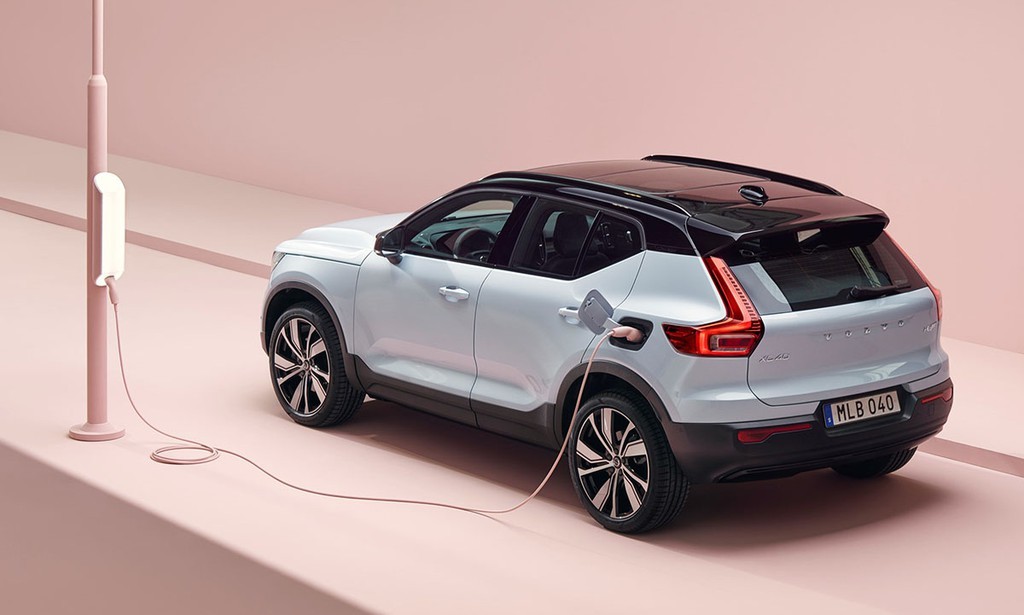 Danh sách các tính năng an toàn hiện đại trên Volvo XC40 Recharge, bao gồm camera 360 độ, cảm biến, hệ thống hỗ trợ lái tiên tiến, nhấn mạnh cam kết về an toàn của Volvo.