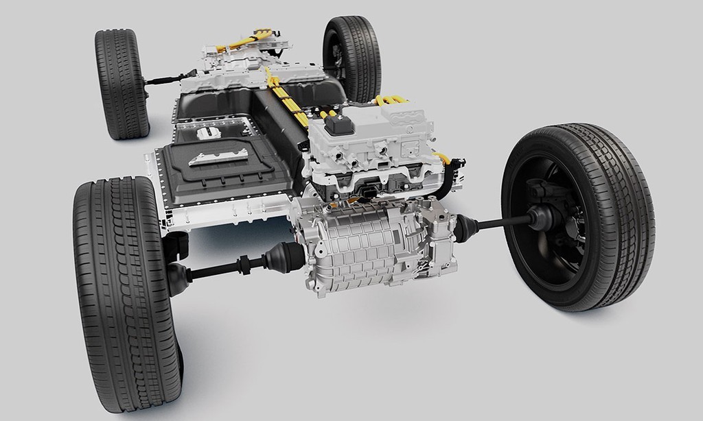Volvo XC40 Recharge màu xanh lam đang di chuyển trên đường đèo, thể hiện khả năng vận hành linh hoạt, ổn định và phạm vi hoạt động ấn tượng của xe điện.