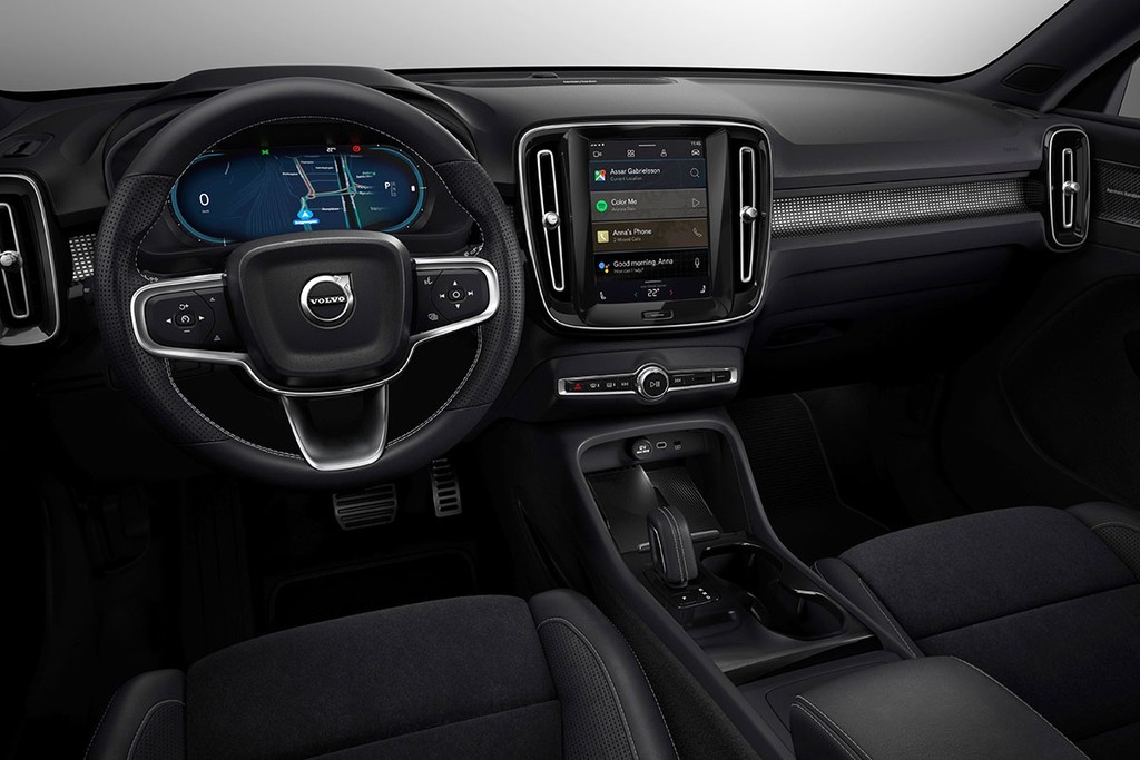 Nội thất khoang lái Volvo XC40 Recharge, màn hình cảm ứng trung tâm 9 inch đặt dọc, vô lăng 3 chấu bọc da, bảng đồng hồ kỹ thuật số, ghế bọc da sang trọng.