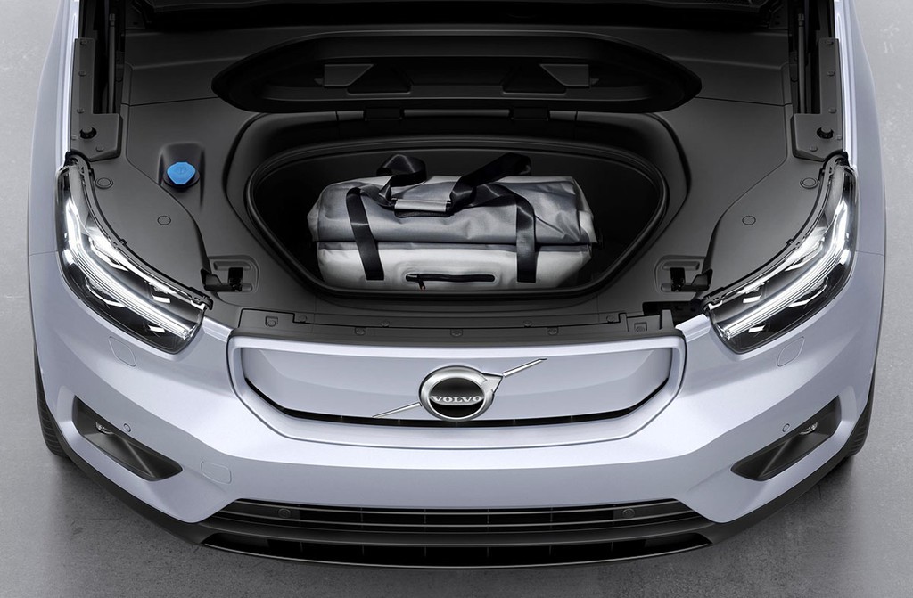 Hệ thống động cơ điện của Volvo XC40 Recharge, thể hiện công nghệ tiên tiến, công suất mạnh mẽ và thiết kế gọn gàng của một chiếc xe thuần điện.