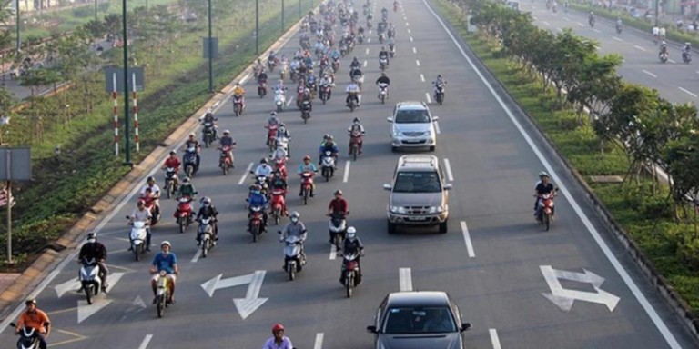 Lực lượng chức năng kiểm tra phương tiện giao thông, minh họa các trường hợp xe ô tô lấn làn phạt bao nhiêu theo quy định.